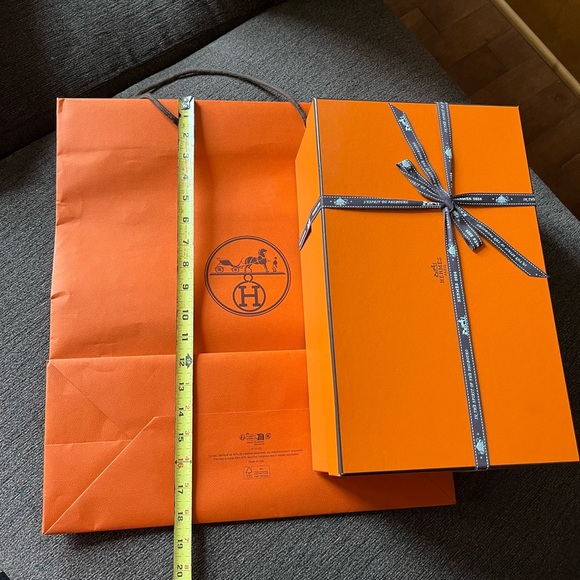 Hermes box and shopping bag bundle
Authentic, bought fr Paris early this yr2024 - Picture 7 of 11